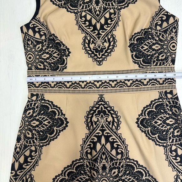 London Times Sheath Dress Size 12 Tan Black Medallion Print Stretch - Picture 4 of 7